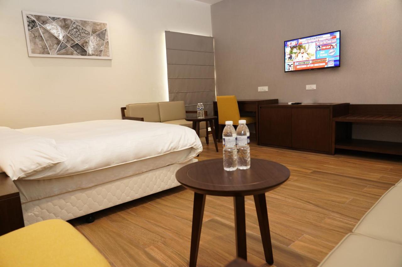Hotel D Dev Vijayawāda Exteriör bild
